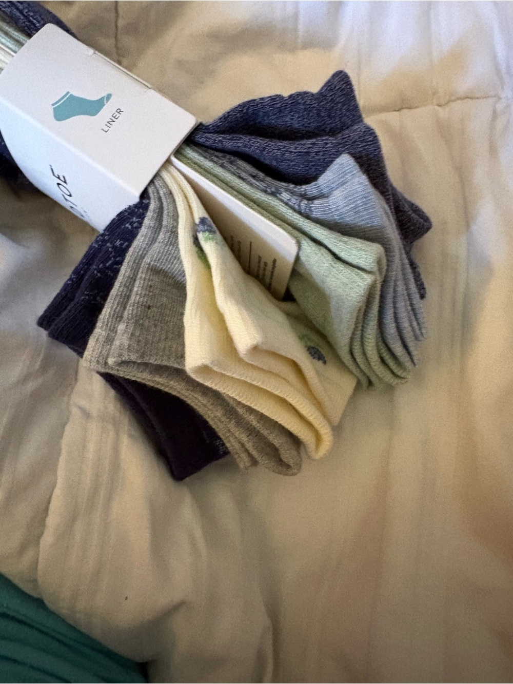 Bombas 
Gold Toe Navy, Olive, and Cream Low-Cut Liner Socks - 6 Pack - Picture 3 of 3